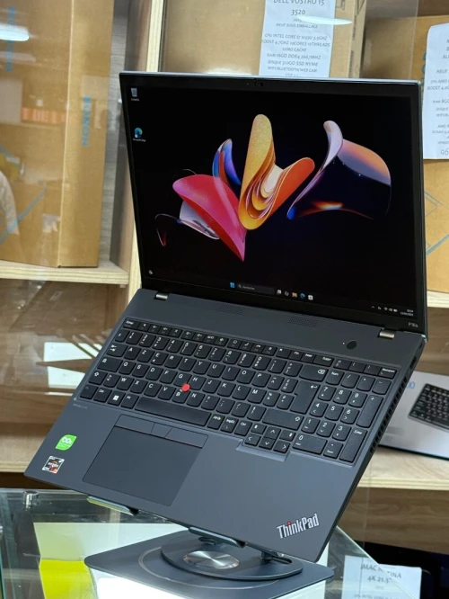 LENOVO THINKPAD P16s GEN 2 AMD RYZEN 7 PRO 7840U 32Go 512GO SSD NVME 