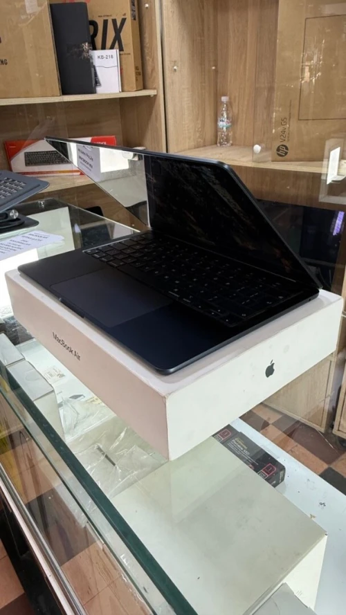 MACBOOK AIR RETINA 13.6 2023 M3 8GO 256GO SSD CYCLE 54 SOUS EMBALLAGE