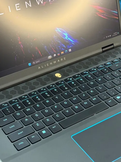 ALIENWARE M16 R2 ULTRA 9 185H 32GO 1TO SSD NVIDIA GEFORCE RTX4070 8GO 3K 240Hz