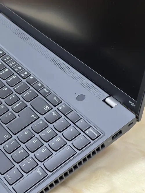 LENOVO THINKPAD P16s Gen 2 AMD RYZEN 7 PRO 7840U 32GO DDR5X 512GO SSD AMD RADEON 780M NEUF SOUS EMBA