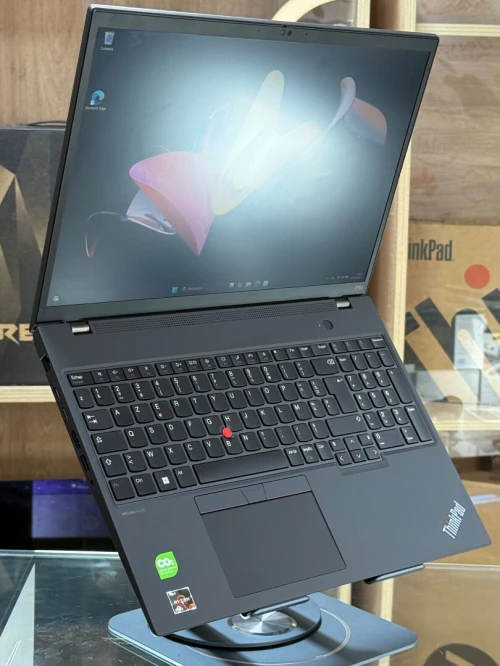 LENOVO THINKPAD P16s GEN 2 AMD RYZEN 7 PRO 7840U 32Go 512GO SSD NVME 