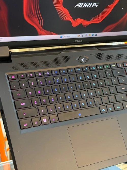 GIGABYTE AORUS 17H BXF I7 13700H 16GO 1TO SSD NVIDIA GEFORCE RTX4080 12Go GDDR6