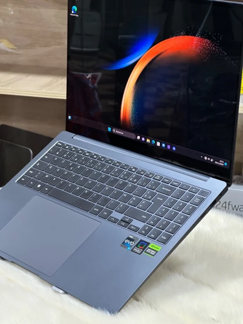 SAMSUNG GALAXYBOOK 3 ULTRA 960XFH I9 13900H 32GO DDR5X 1TO SSD NVIDIA GEFORCE RTX4070 8GO AMOLED