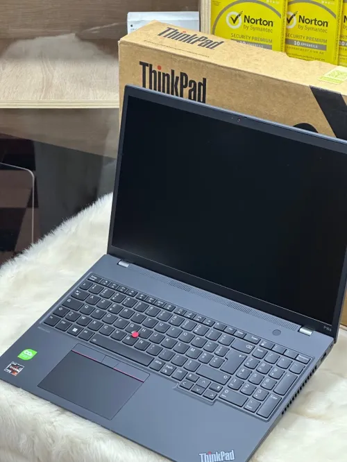 LENOVO THINKPAD P16s Gen 2 AMD RYZEN 7 PRO 7840U 32GO DDR5X 512GO SSD AMD RADEON 780M NEUF SOUS EMBA