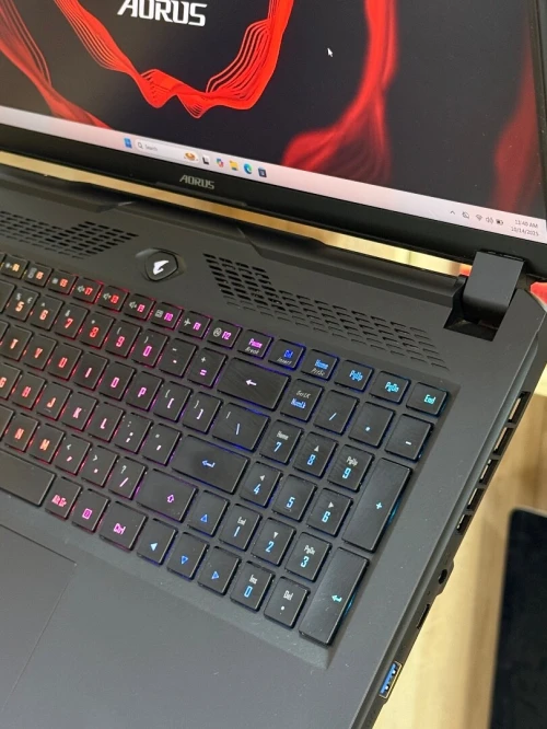 GIGABYTE AORUS 17H BXF I7 13700H 16GO 1TO SSD NVIDIA GEFORCE RTX4080 12Go GDDR6