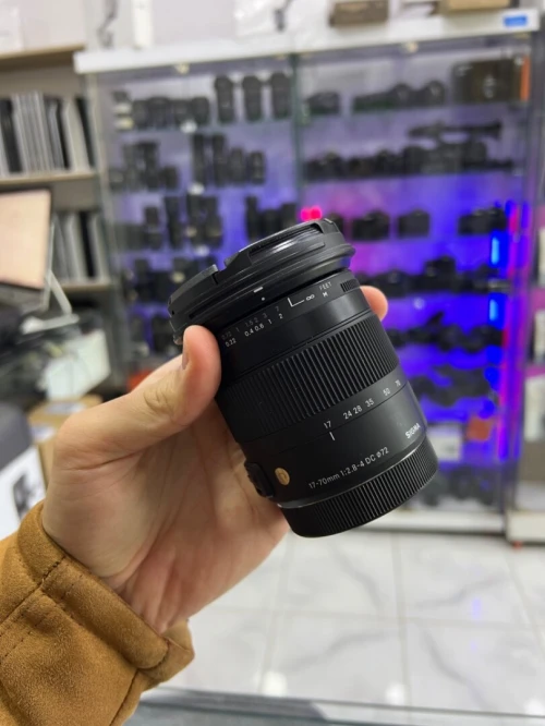 Objectif Sigma 17-70mm f/2.8-4 DC Macro OS HSM Contemporary pour Canon EF