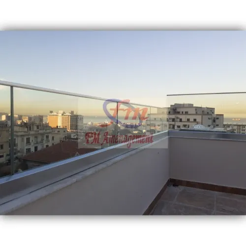 Rampe d'escalier , garde corps en verre terrasse , séparation en verre trempé