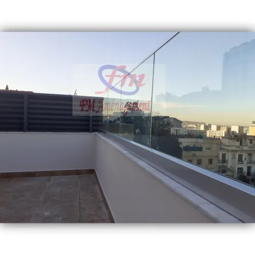 Rampe d'escalier , garde corps en verre terrasse , séparation en verre trempé