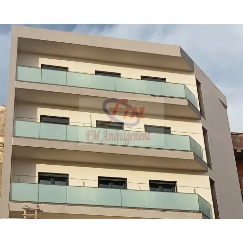 Rampe d'escalier , garde corps en verre terrasse , séparation en verre trempé