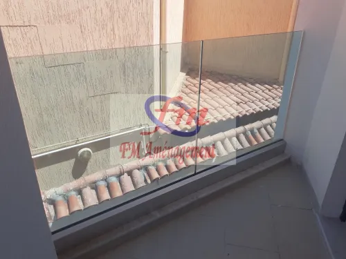Rampe d'escalier , garde corps en verre terrasse , séparation en verre trempé