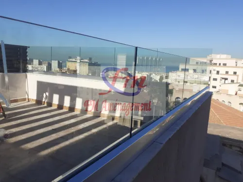 Rampe d'escalier , garde corps en verre terrasse , séparation en verre trempé