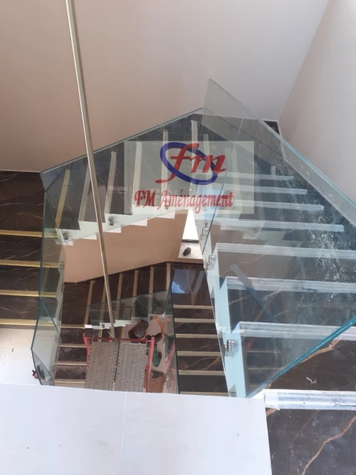 Rampe d'escalier , garde corps en verre terrasse , séparation en verre trempé