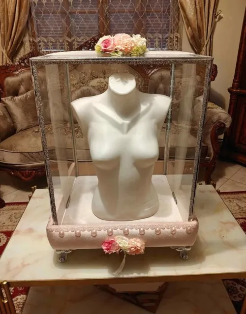 Porte mannequin vitré pour mariage 