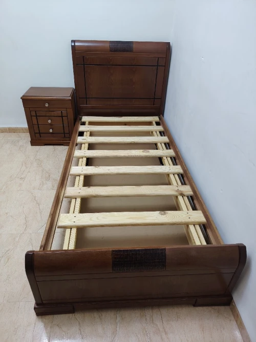 Lit (bois hêtre) + sommier + matela + table de nuit (bois hêtre) 
