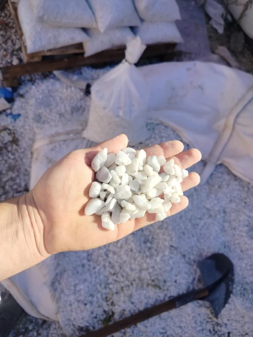 Gravier décoration للتزيين  Gravier de marbre . Sac   blanc   حصى رخامي  للحدائق والمنازل،