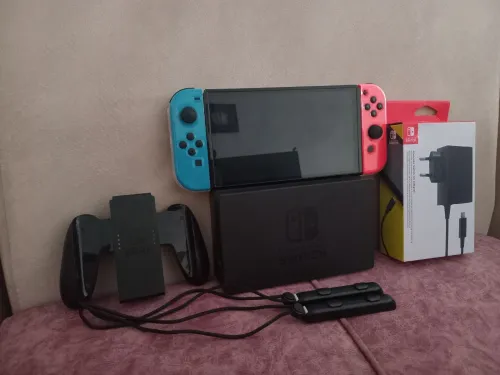 Nintendo switch Oled flache état neuf + 35 jeux (toute accessoires)