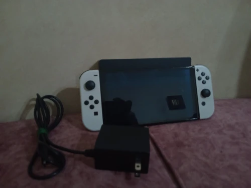 Nintendo switch oled flache état 8/10 +40 jeux + les accessoires