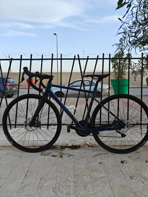 Vélo route Triban RC520 bon état + accessoires