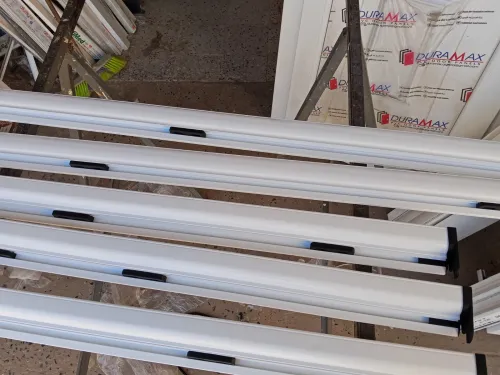 Moustiquaire aluminium fenêtre avec rideaux