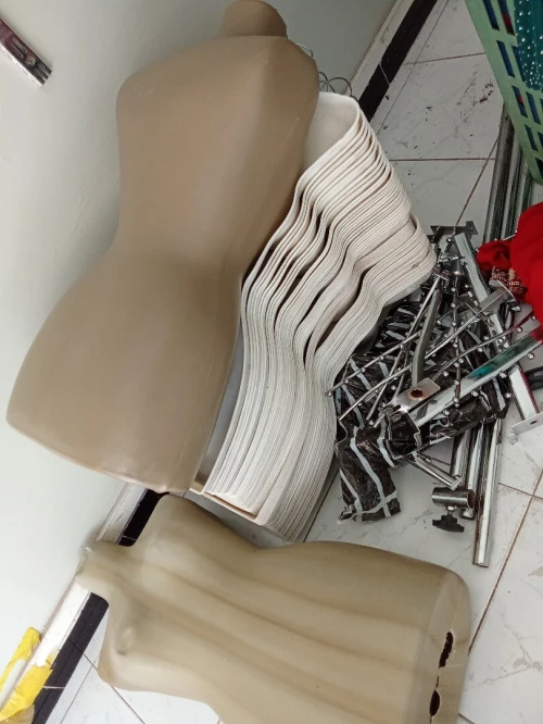 Vitrine très bonne état aluminium et accessoires de vente habillement 