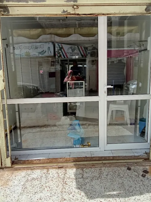 Vitrine très bonne état aluminium et accessoires de vente habillement 