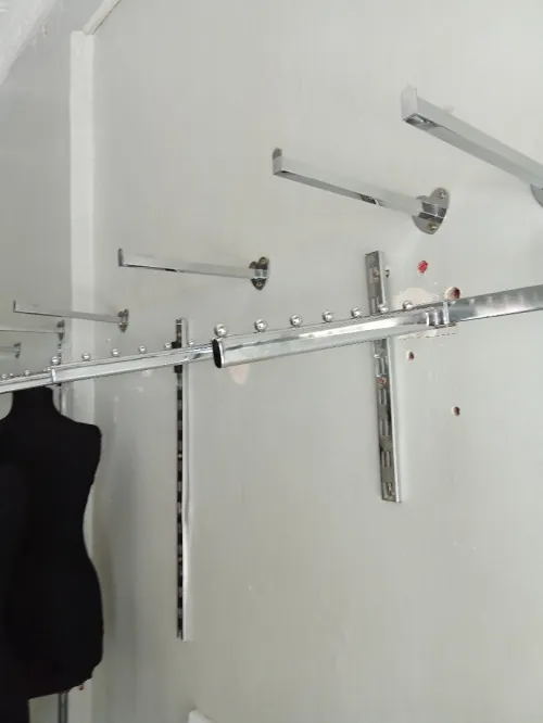 Vitrine très bonne état aluminium et accessoires de vente habillement 