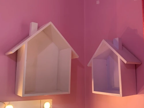 Meuble décoratif en forme de trois petites maisons 