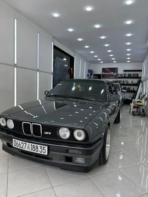 BMW E30 1988 