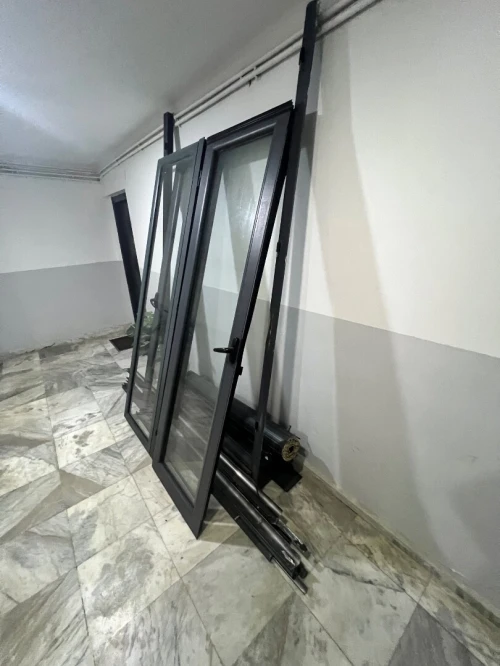 Deux double Porte-fenêtre avec rideau en aluminium