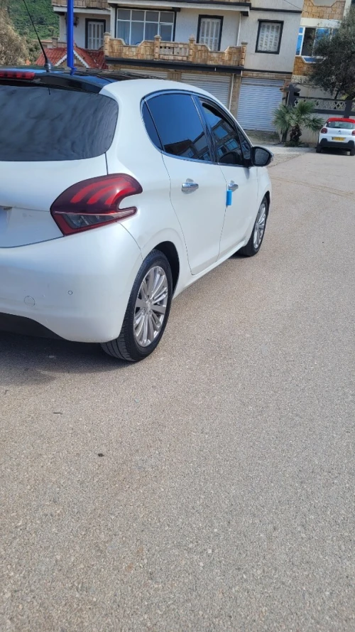Peugeot 208 2015 Allure Facelift