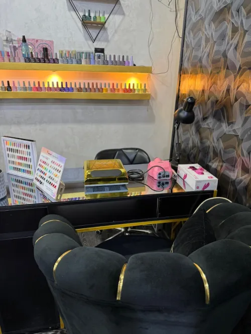 À LOUER Poste en glerie dans salon de beauté dynamique