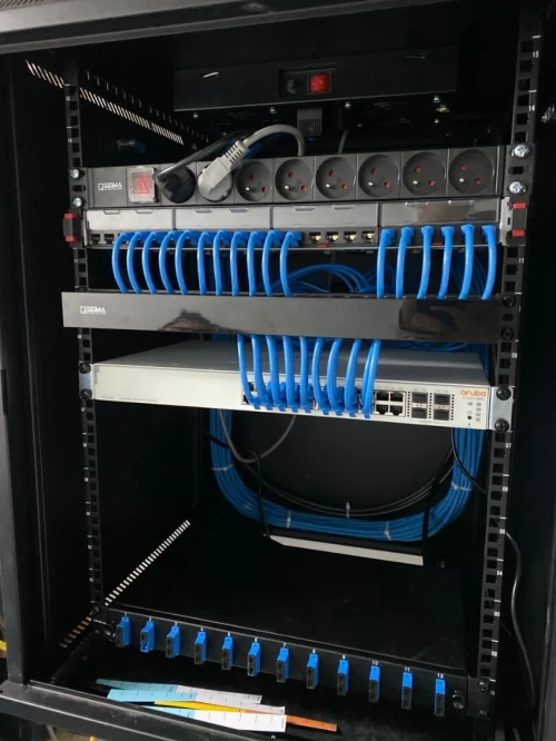 INSTALLATION ET LA MAINTENANCE DE SOLUTIONS COMPLÈTES EN RÉSEAUX INFORMATIQUES