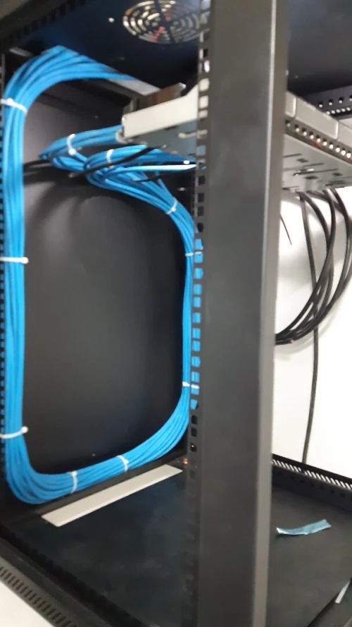 INSTALLATION ET LA MAINTENANCE DE SOLUTIONS COMPLÈTES EN RÉSEAUX INFORMATIQUES