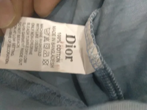 un beau T-SHIRT marque CHRISTIAN DIOR 100% COTTON