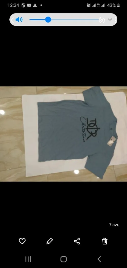 un beau T-SHIRT marque CHRISTIAN DIOR 100% COTTON