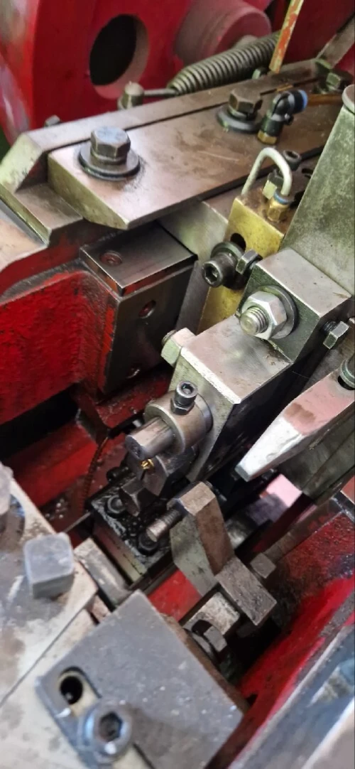 Machine fabrication vise +four de la tramp