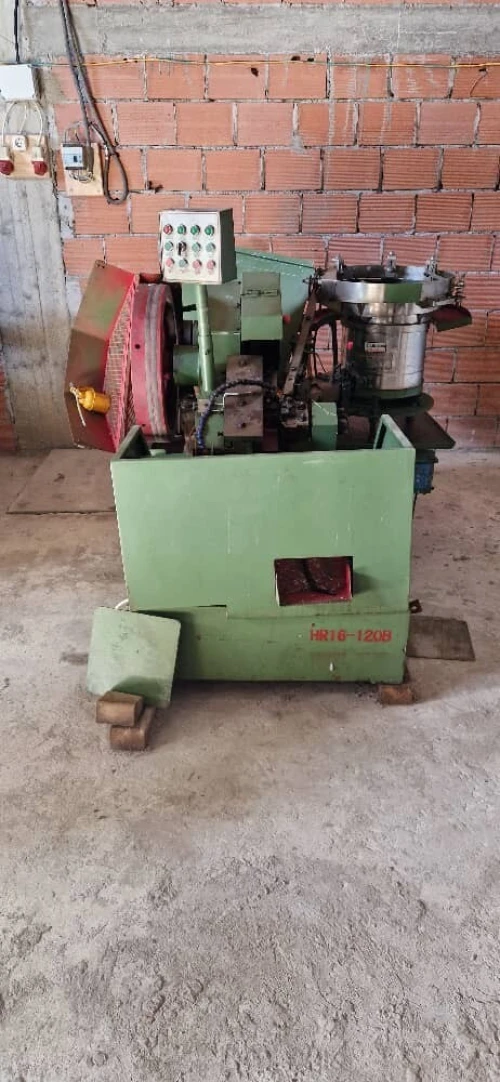 Machine fabrication vise +four de la tramp