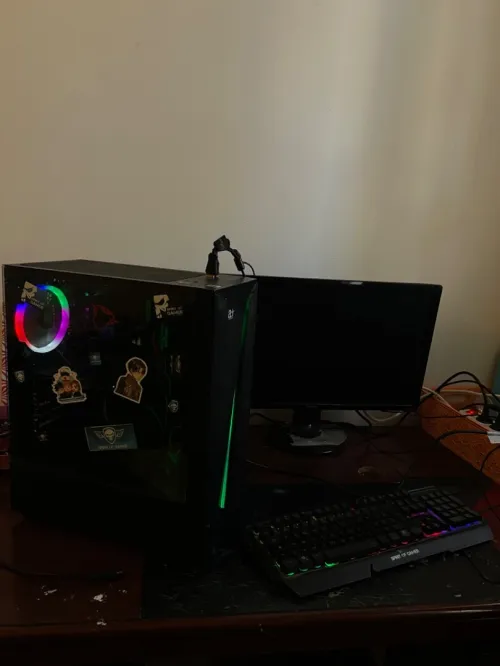 Pc gamer + clavier souris + écran 