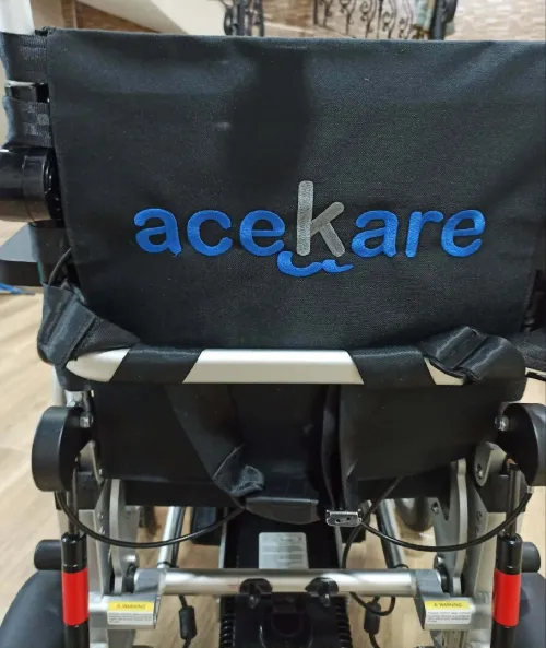 FAUTEUIL ROULANT ÉLECTRIQUE CONFORTABLE, PLIABLE ET TRANSPORTABLE