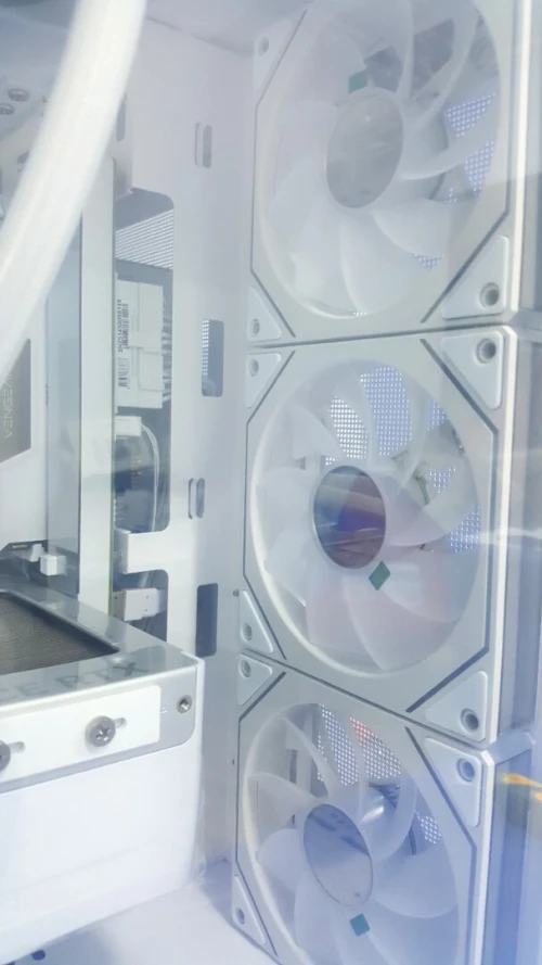 UNITE GAMING RYZEN 7 9800X3D 32G RTX 5070TI 16G FULL WHITE