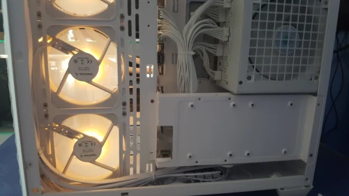 UNITE GAMING RYZEN 7 9800X3D 32G RTX 5070TI 16G FULL WHITE