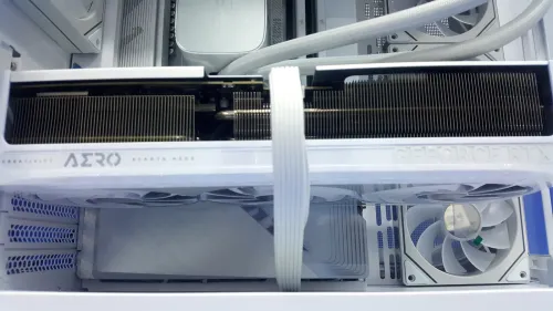 UNITE GAMING RYZEN 7 9800X3D 32G RTX 5070TI 16G FULL WHITE
