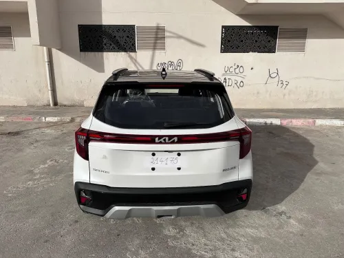 Kia Seltos 2025 Luxury black sunroof