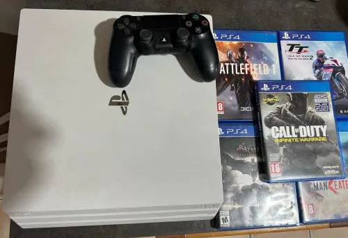PS4 Pro blanche - Très bonne état presque neuf - une (01) manette - 5 CD jeux