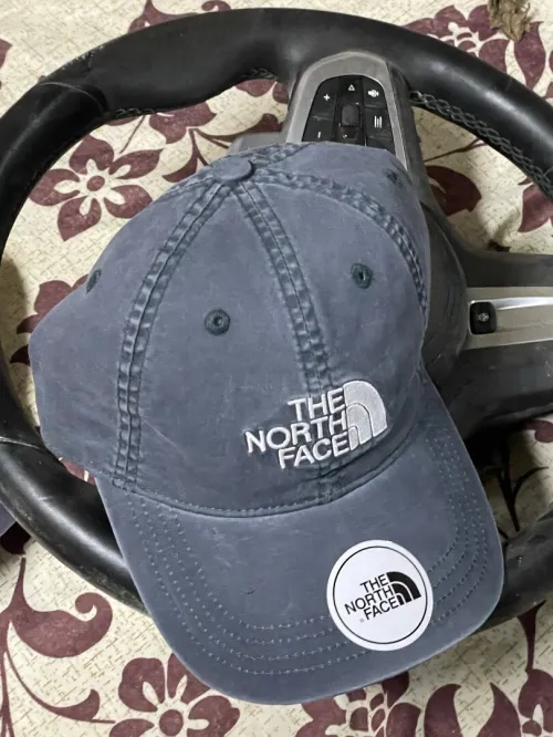 Casquette.  Et sacoche