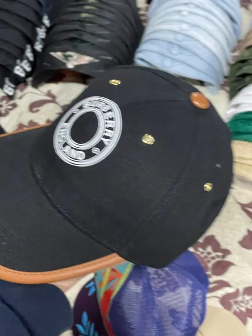 Casquette.  Et sacoche