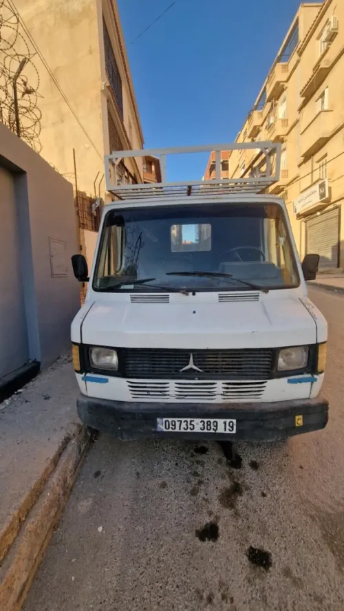 Mercedes 207 1989