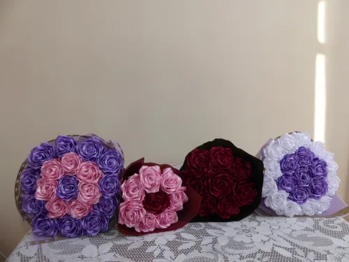 Bouquets de fleurs en satin 