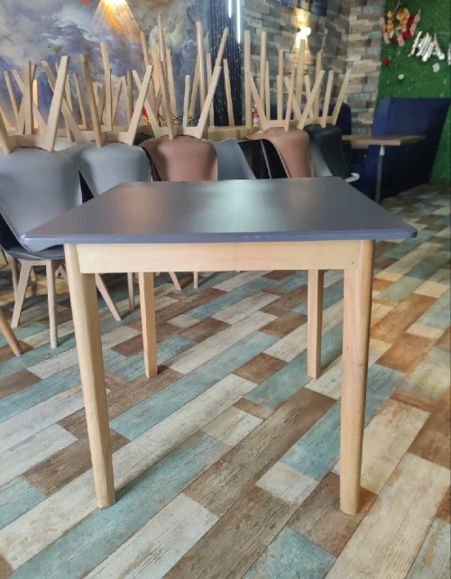 Tables et chaises et caisse avec pc all in one avec logiciel de vente pour restaurant où fastfood
