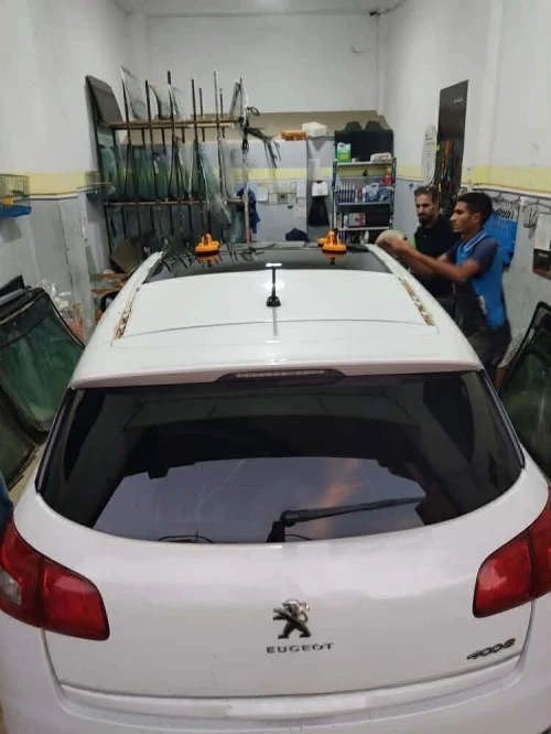 بيع و تركيب زجاج السيارات و الشاحنات و الآليات و أسقف